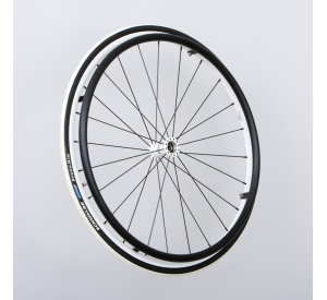 wheel black & white 24